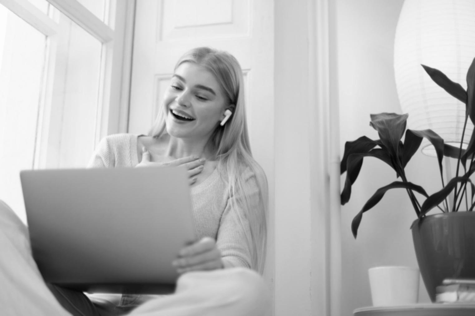 Workspace di designer con strumenti per la selezione colori e progetti web